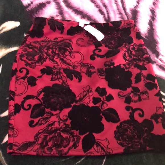 Really cute skirt size m NWT - Picture 2 of 2